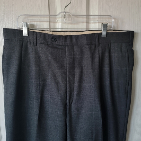 Jos A. Bank Suit Travelers Collection Mens 42R Jacket 38W x 28L Flat Front Pants - Picture 10 of 15